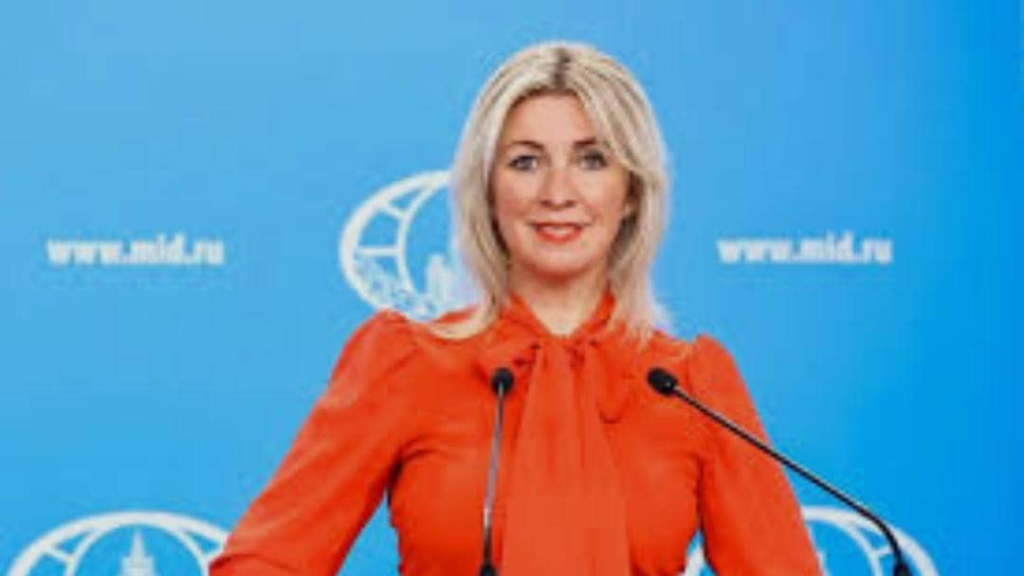 يد الكرملين؟”… زاخاروفا تسخر من حادثة ماكرون مع زوجته!