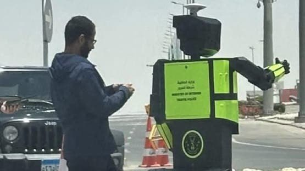 لأول مرة.. روبوتات مرور في شوارع القاهرة