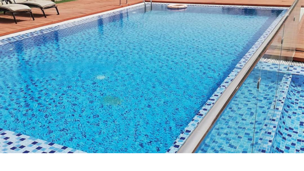 إسرائيل تنتهك خصوصيّة النساء... المسابح 