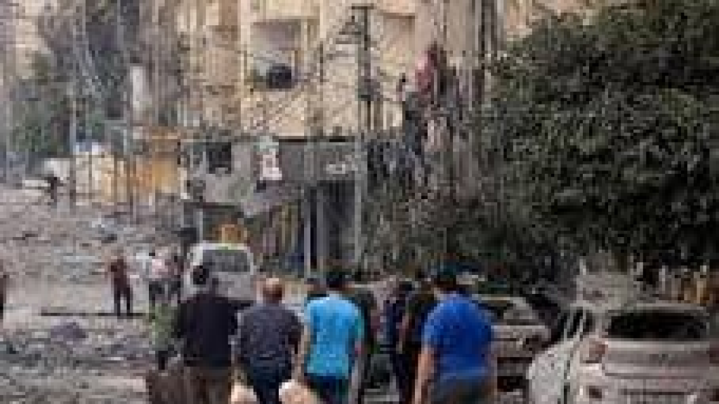 بالفيديو: تدافع وذلّ.. للحصول على مساعدات!
