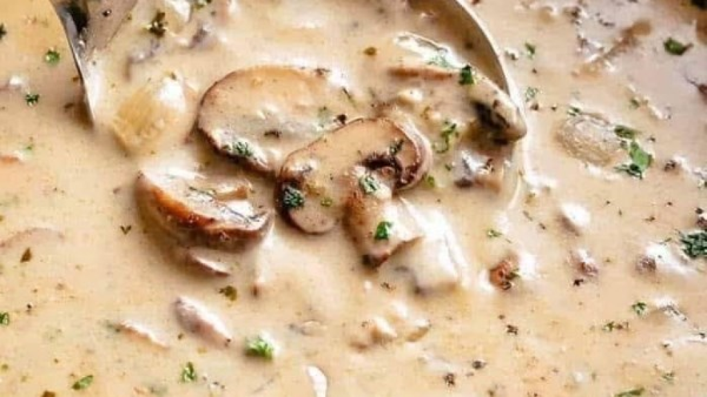 طريقة عمل شوربة المشروم بالكريمة اللذيذة