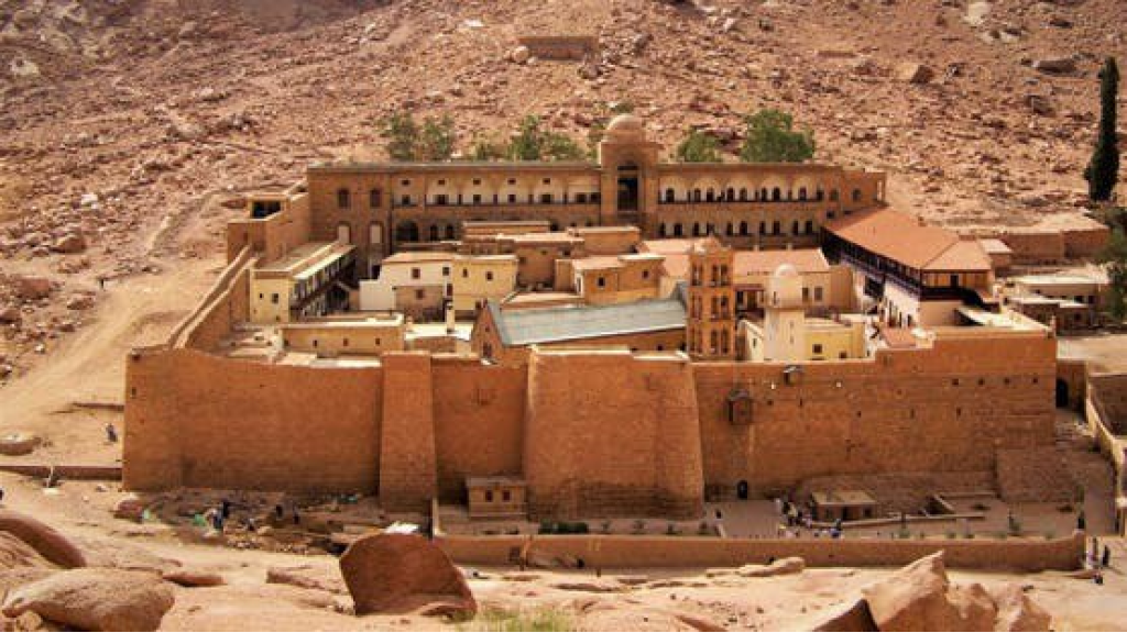 حكم قضائي يدحض مزاعم بيعه.. مصر تتعهد بحماية دير سانت كاترين