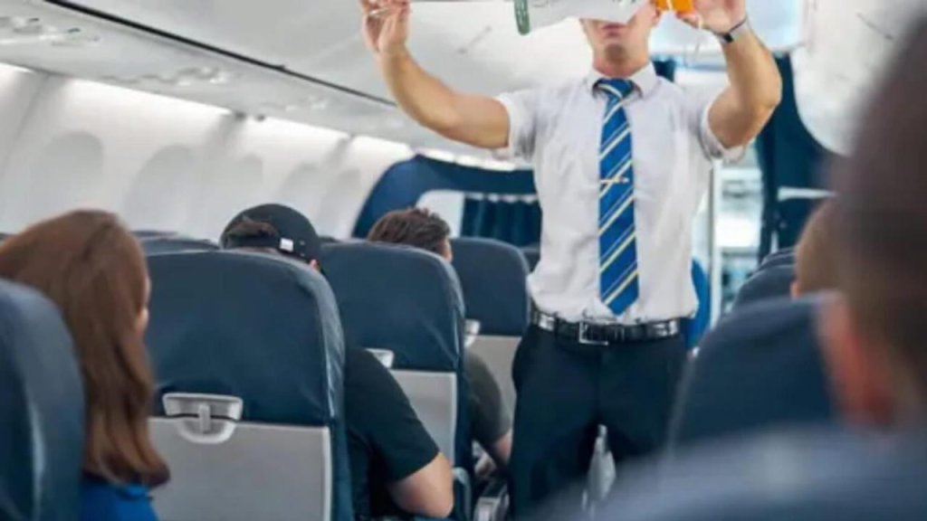 عثروا على المضيف يرقص عاريًا في مرحاض الطائرة!