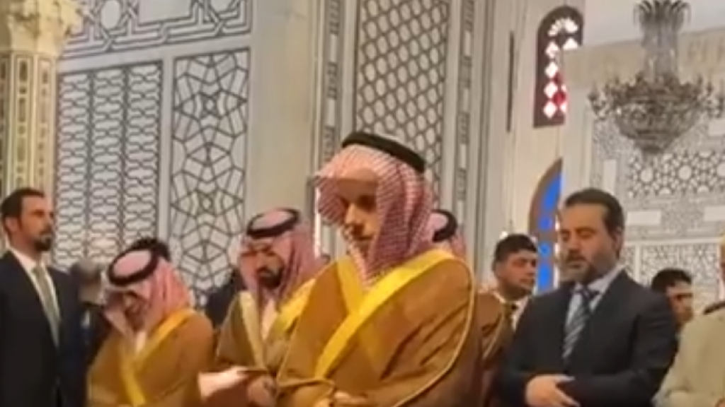 بالفيديو وزير الخارجية السعودي الأمير فيصل بن فرحان يؤم المصلين في المسجد الأموي