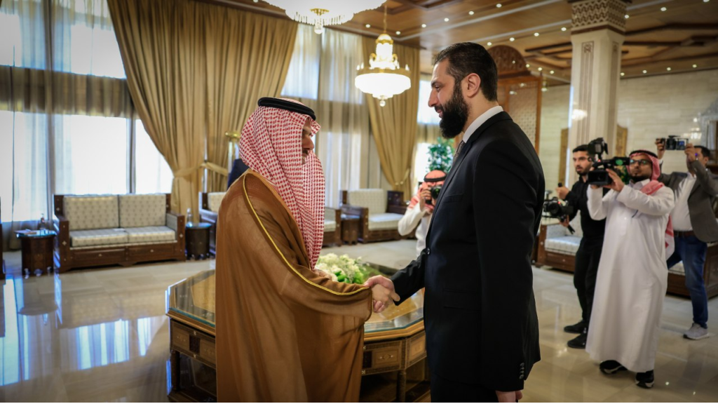 السعودية وقطر ستدعمان العاملين في القطاع العام السوري