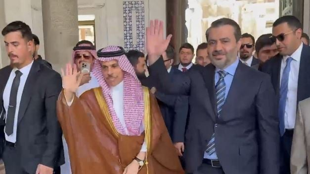 هيام السوريين على الرياض... هتافات 