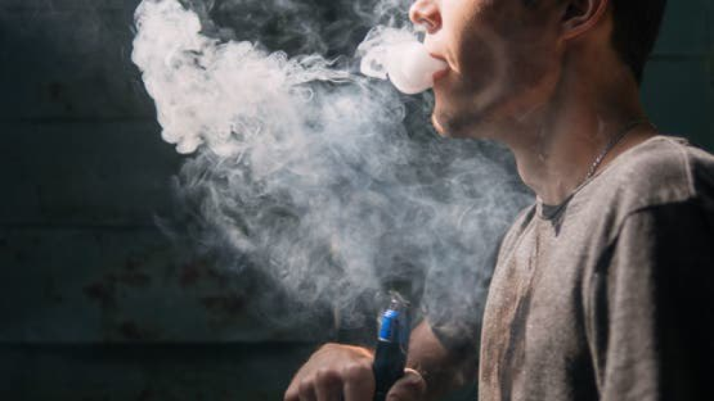 سويسرا تقر حظر السجائر الإلكترونية ذات الاستخدام الواحد