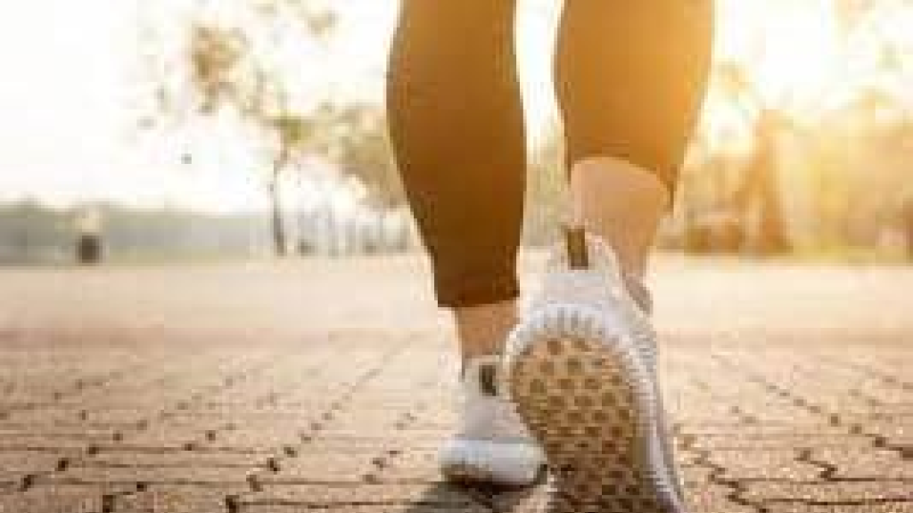 اتعشى واتمشى.. المشي بعد الأكل وسيلة لتنظيم سكر الدم