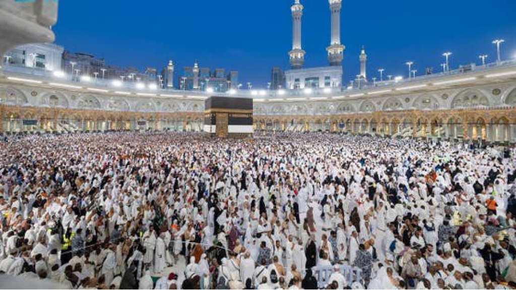 امتلأت بهم جنبات المسجد الحرام.. الحجاج يؤدون طواف الإفاضة