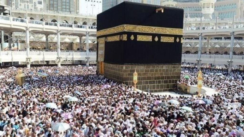 الحجاج يرمون الجمرات الثلاث في أول أيام التشريق