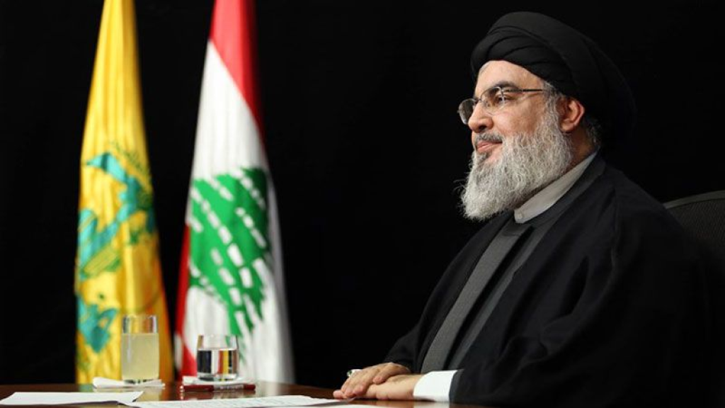 صورة نادرة للسيد لنصرالله في الحج.. معه 
