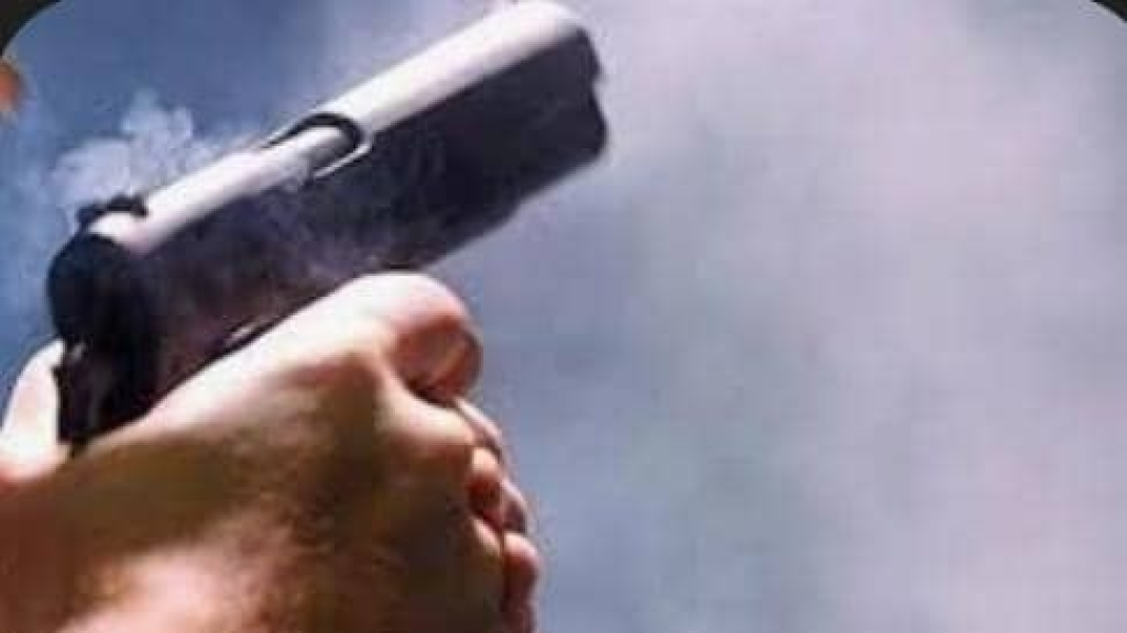 ليست المرة الأولى...رئيس بلدية يطلق النار على أحد المواطنين ويصيبه...