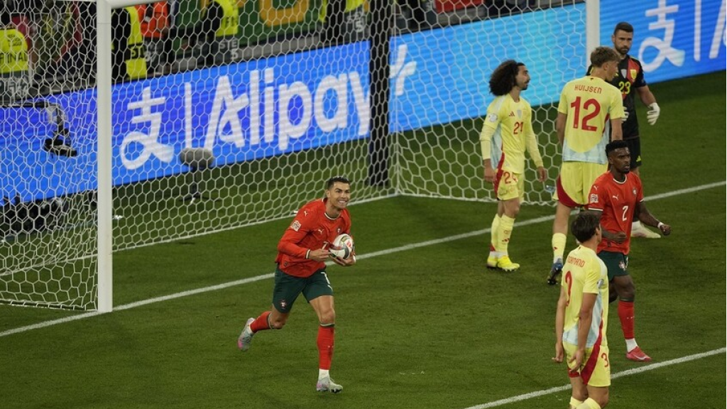 دموع الفرح.. رد فعل رونالدو بعد فوز البرتغال بلقب دوري الأمم الأوروبية (فيديو)