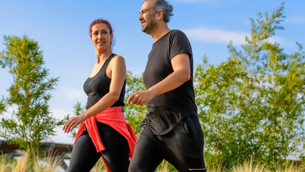 امشِ أكثر تحافظ على قلبك.. زيادة الخطوات تخفض خطر أمراض القلب