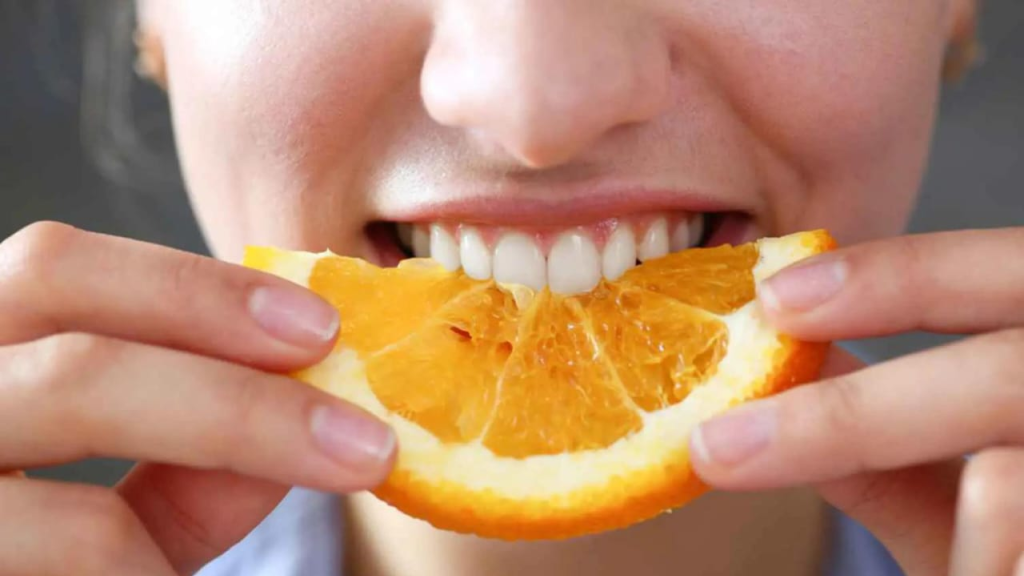 هل من الصحي تنظيف الأسنان بعد تناول الحمضيات؟