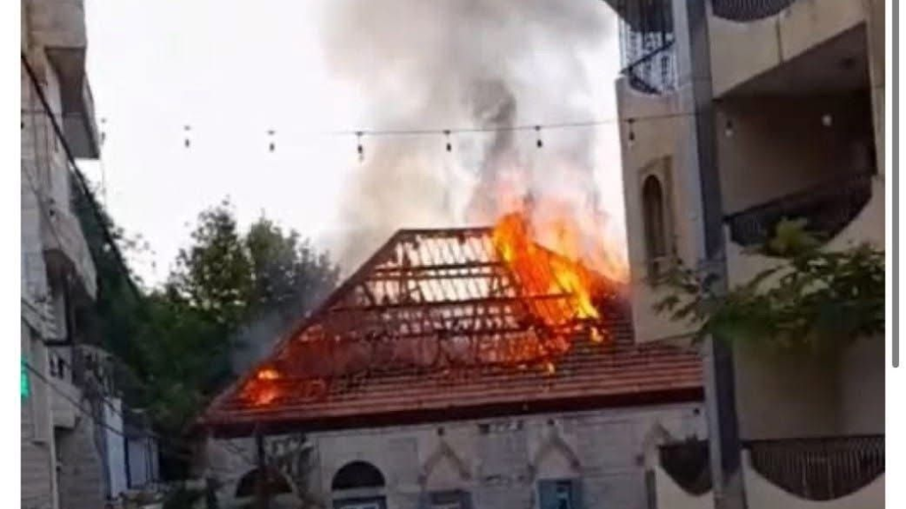 حريق ضخم يلتهم فندق كرز إهدن الشهير