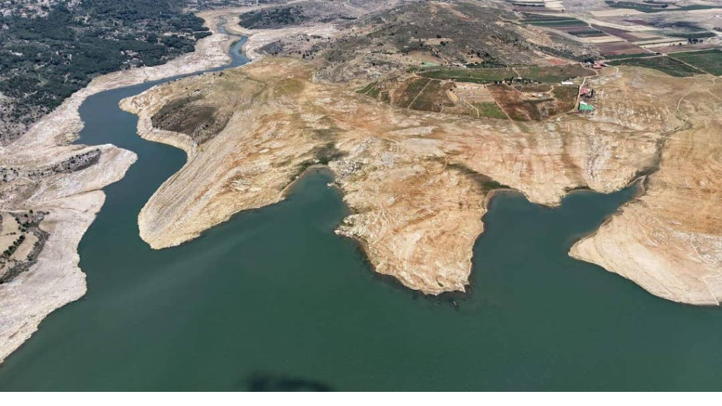 صور مرعبة.. بحيرة القرعون بحالة شح غير مسبوق
