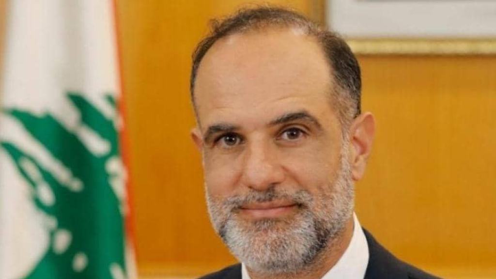 رسامني تابع سير الأعمال في المطار