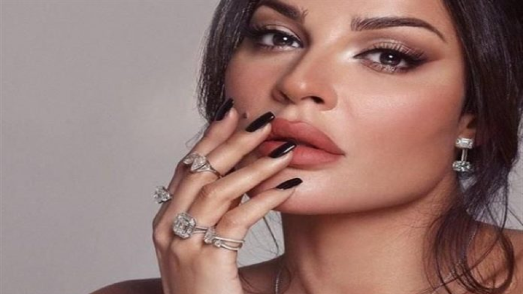 بـ “الساتان”.. شاهدوا آخر إطلالة لنادين نسيب نجيم (صور