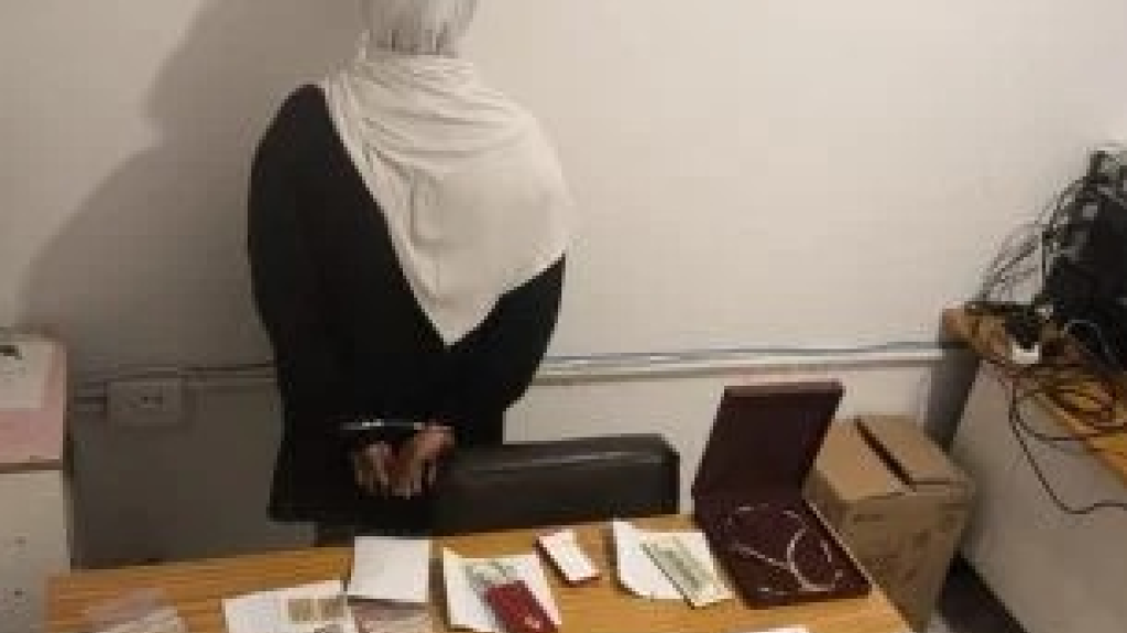 انتحلت صفة محامية وسرقت مبلغاً مالياً ومصاغاً يقدران بـ 90 الف دولار 