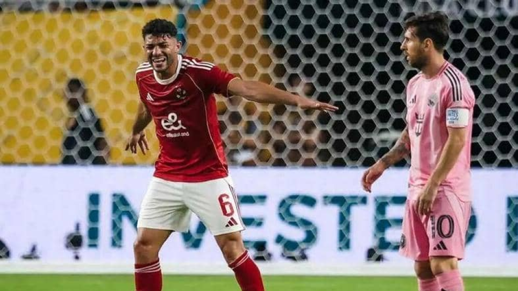 مشادة قوية بين مدافع الأهلي وميسي خلال مباراة الفريقين تكتسح الإنترنت