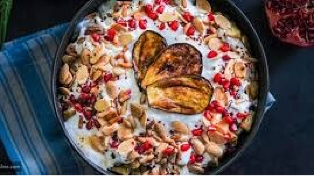 بدون لحوم.. طريقة عمل فتة الباذنجان المفيدة