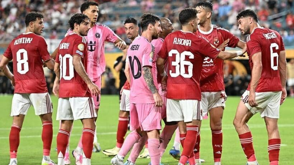 مفاجأة.. لاعبو الأهلي تعرضوا للضرب والشتم من قبل ميسي وزملائه