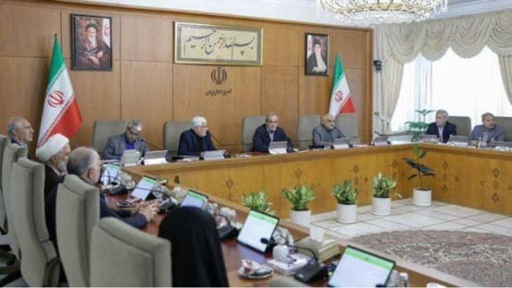 الرئيس الإيراني: سنتجاوز أي أزمة بالوحدة الوطنية