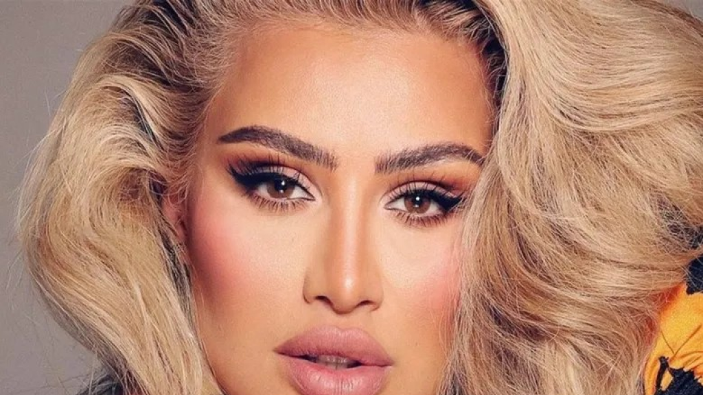 مايا دياب تظهر بإكسسوارات غريبة للشعر أحدها يشبه الحجاب!