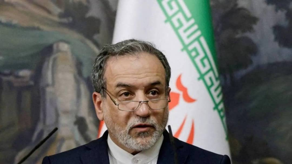 طهران ترفع السقف: لن نتحدث تحت القصف
