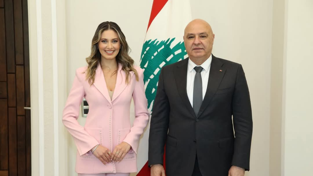 ملكة جمال لبنان ندى كوسا برفقة الرئيس جوزيف عون