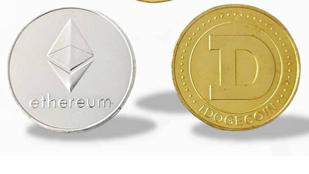 عملة بيتكوين BTC تكسر الحاجز وعملتي XRP و DOGE على مفترق طرق