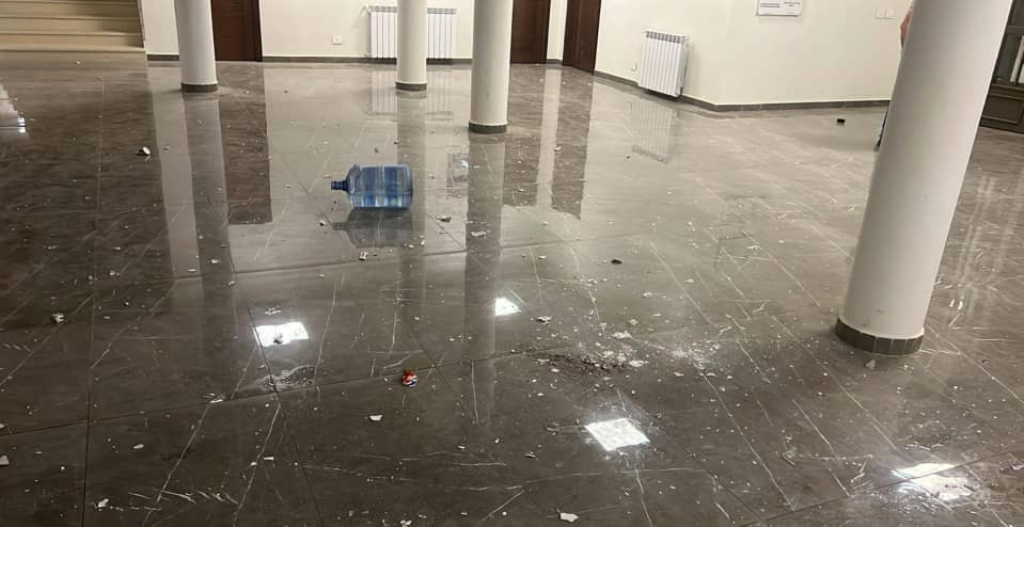 في لبنان : هجوم على بلديّة وتحطيم وتخريب