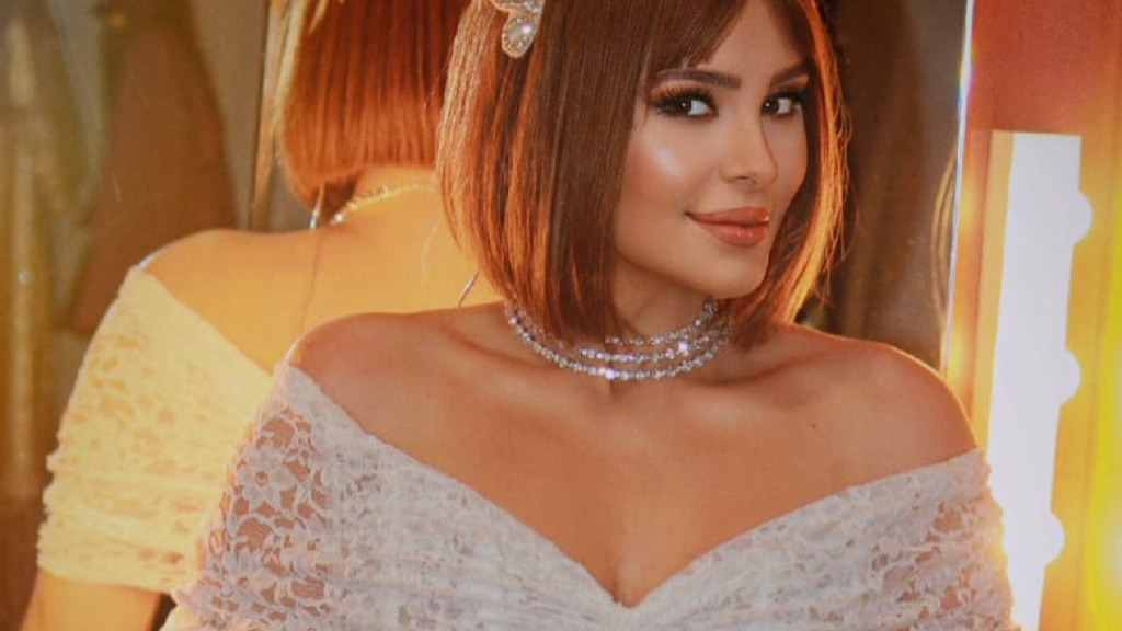 بسبب الاقبال الشديد، سيدة المسرح تضيف عرضًا جديدًا لمسرحيتها “كلّو مسموح” في بيت الدين