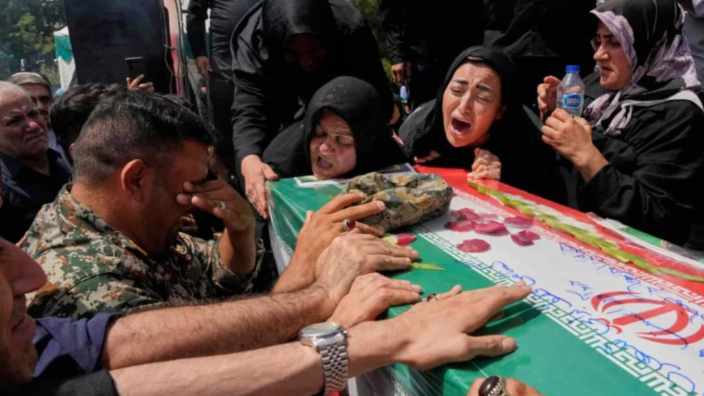 إيران تكشف عن مقتل سليمان سليماني عالم الطاقة النووية خلال هجوم إسرائيل الأخير .