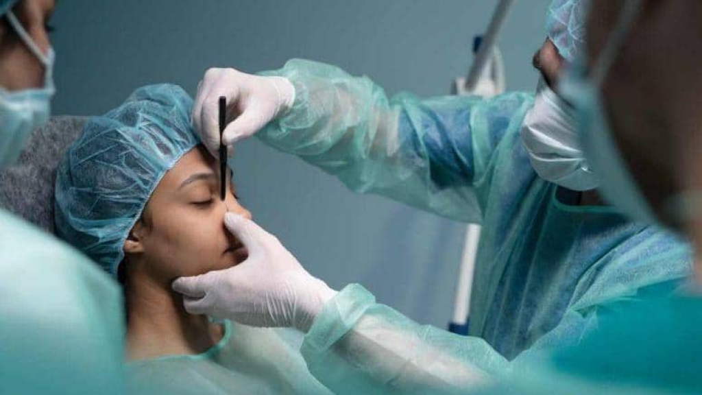 أعمال تجميلية غير قانونية… ووزير الصحة يتحرّك