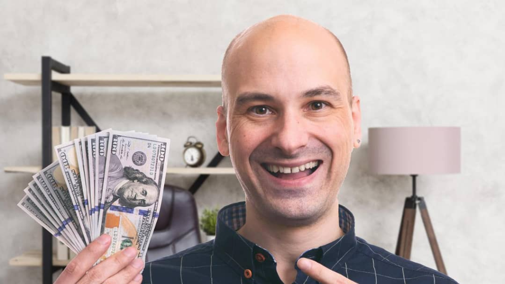 كيف تكون سعيداً بدخل بسيط؟
