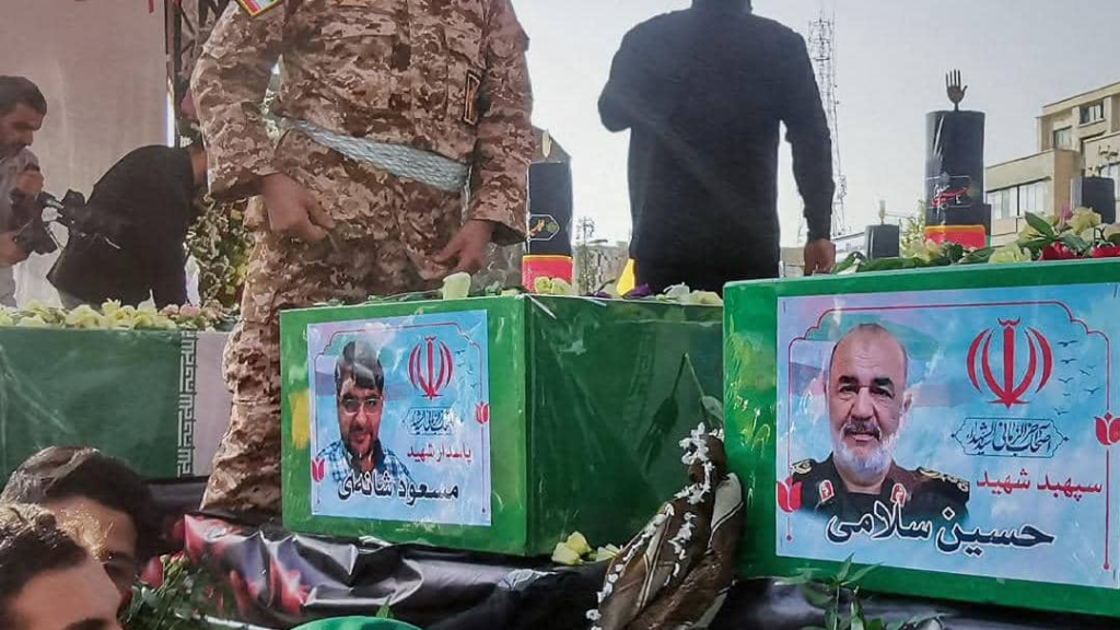 بدء التشييع لقادة عسكريين.. وعلماء ايرانيين.. صور
