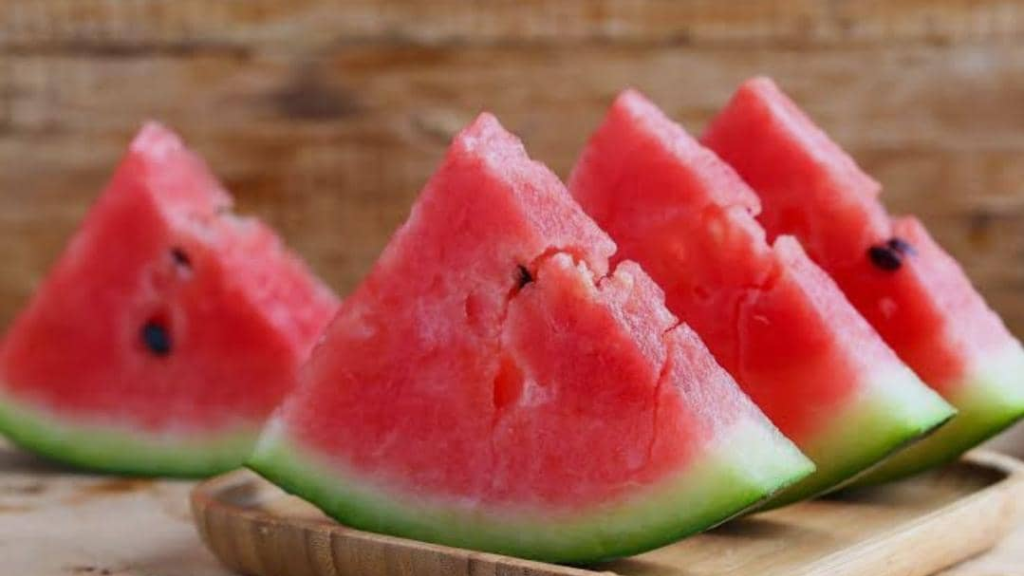 عند تناول البطيخ.. 