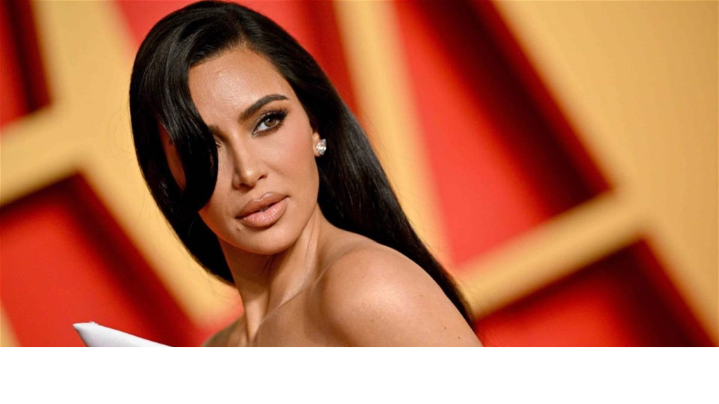 أجرأ إطلالة على الإطلاق.. كيم كارداشيان توّدع زفاف جيف بيزوس والبندقية بالملابس الداخلية! (صور)