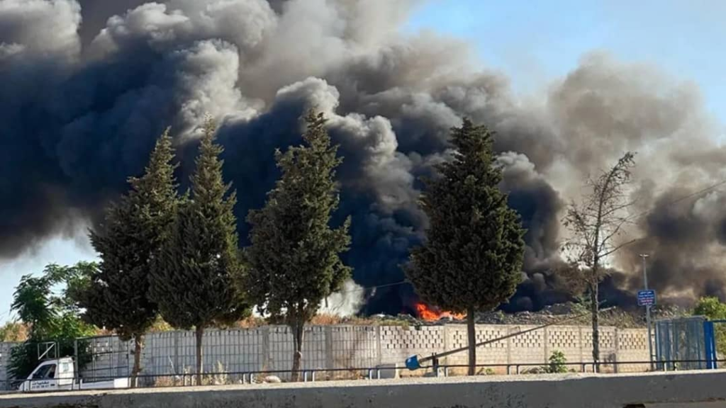 بالصور..سحب الدخان الكثيف تخنق طرابلس