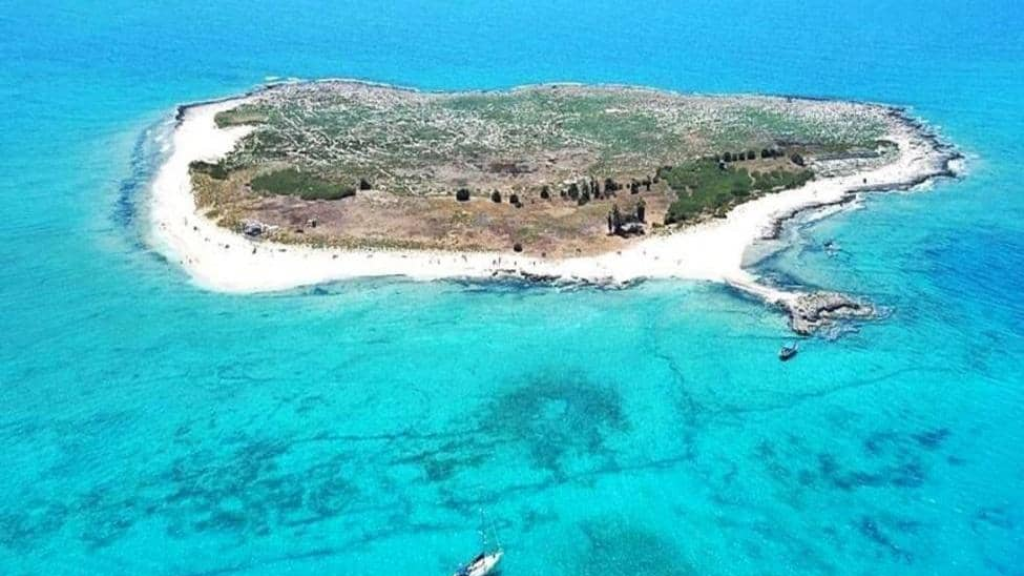 شاطئ طرابلس: جمال مهدّد بالتلوّث والانهيار البيئيّ