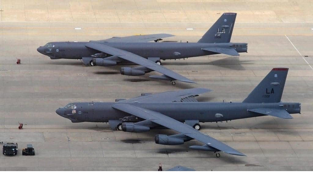 السفير الأميركي يشير إلى قاذفات B-2 في اليمن... وإسرائيل تتوعد
