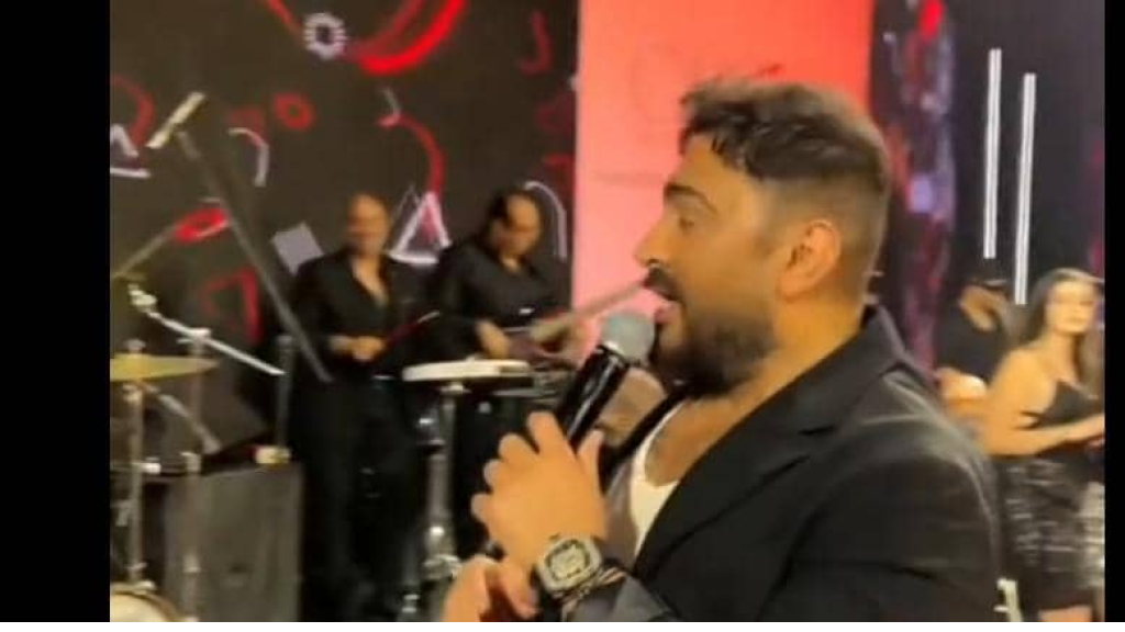 خلال حفله... شاهدوا ما فعله تامر حسني مع إحدى معجباته! (فيديو)