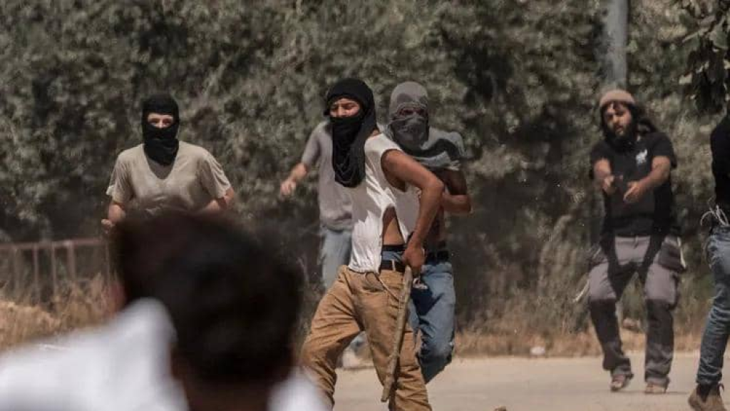 مستوطنون يقيمون بؤرة بالخليل ويعتدون على فلسطينيين برام الله