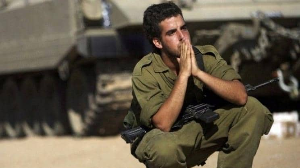 صدمة الحرب ورائحة الجثث تدفع جندي إسرائيلي إلى الانتحار!