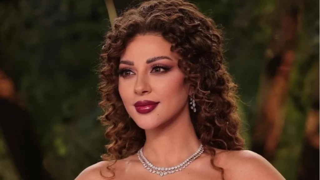 أطلت وهي تمد لسانها.. ميريام فارس تنشر صورا لإبنها وزوجها وتُثير الجدل (فيديو)