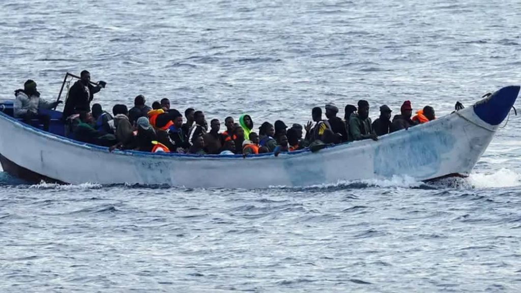 اليونان تنقذ مئات المهاجرين قبالة جزيرتي جافدوس وكريت