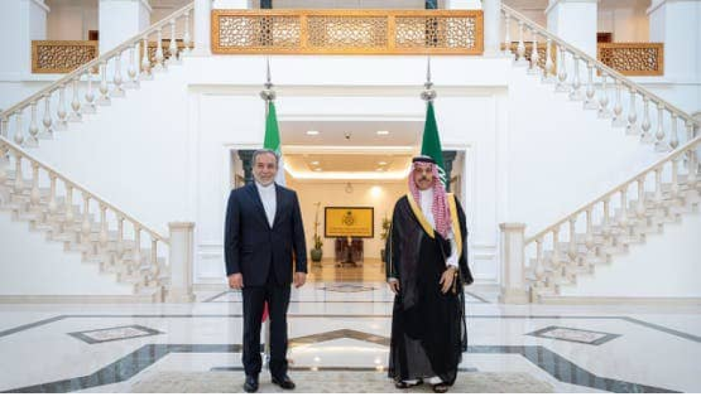 وزير الخارجية السعودي ونظيره الإيراني يناقشان تطورات المنطقة