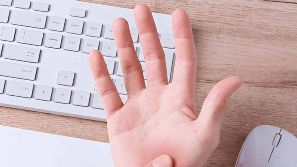 هل تشعر بألم وتنميل في يدك وصعوبة في الإمساك بالأشياء؟ قد تكون متلازمة النفق الرسغي هي السبب!